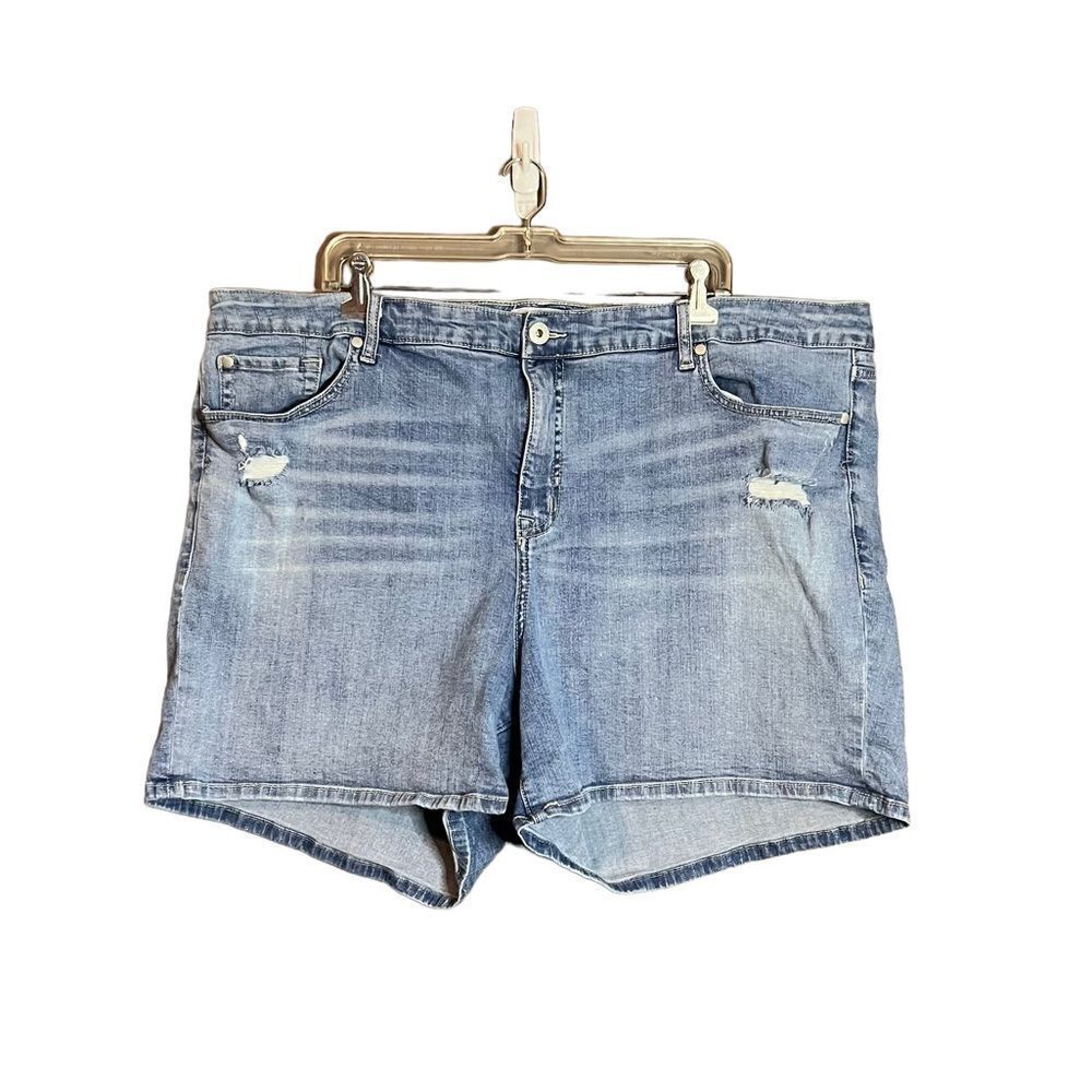 ‎Torrid light wash distressed denim shorts. Size 26
